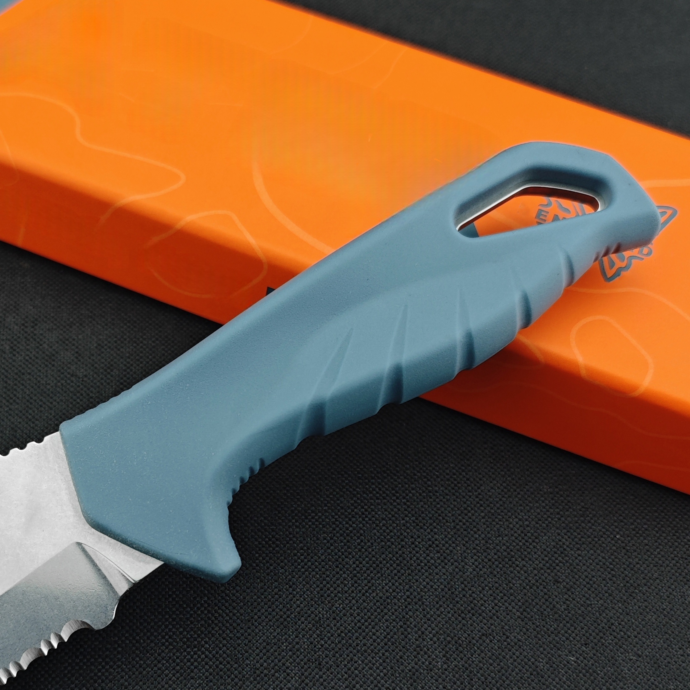 BM18040 Full-Tang Outdoor Knife – D2 Steel Fixed Blade with G10 Non-Slip Handle and Kydex Sheath, Durable EDC Bushcraft Tool