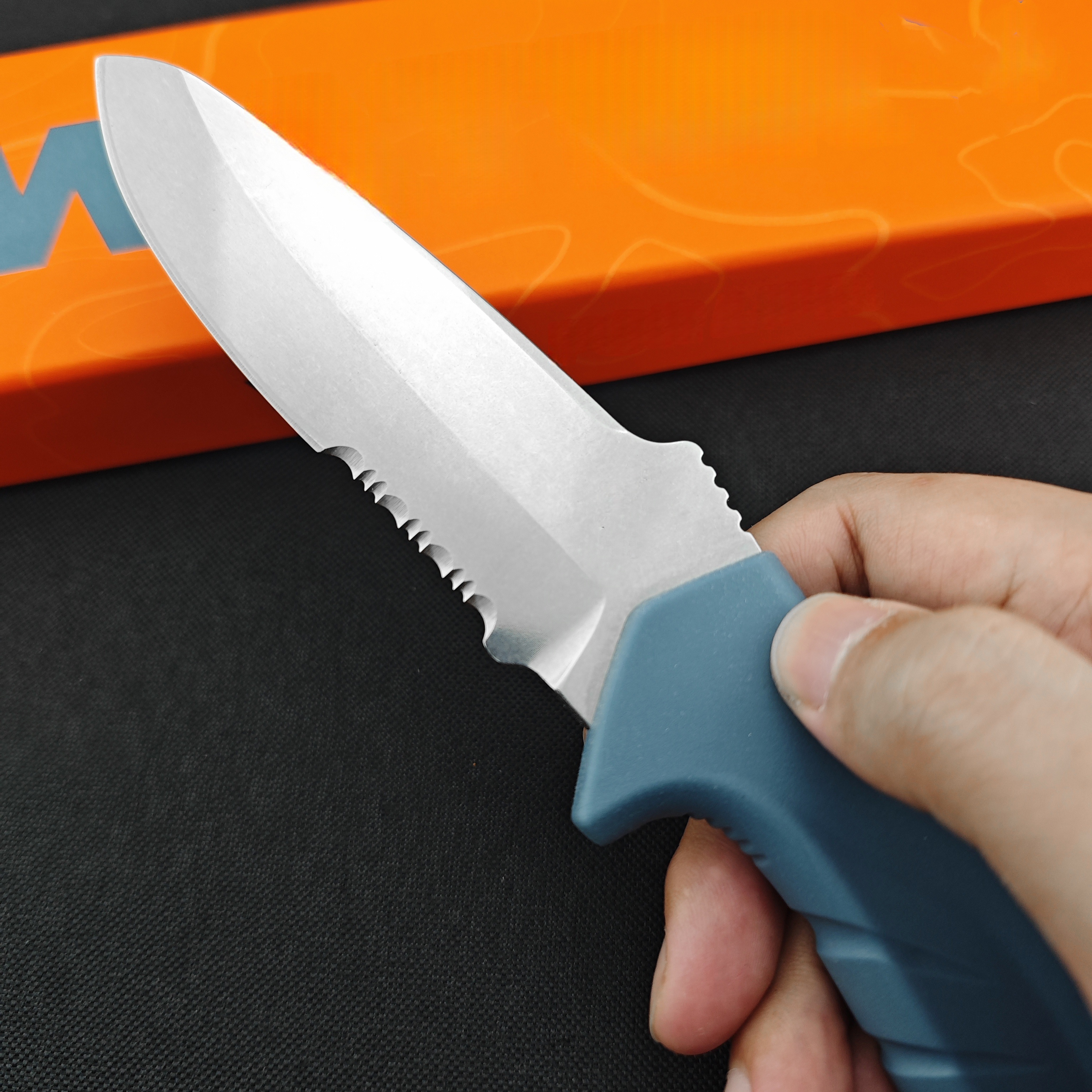 BM18040 Full-Tang Outdoor Knife – D2 Steel Fixed Blade with G10 Non-Slip Handle and Kydex Sheath, Durable EDC Bushcraft Tool