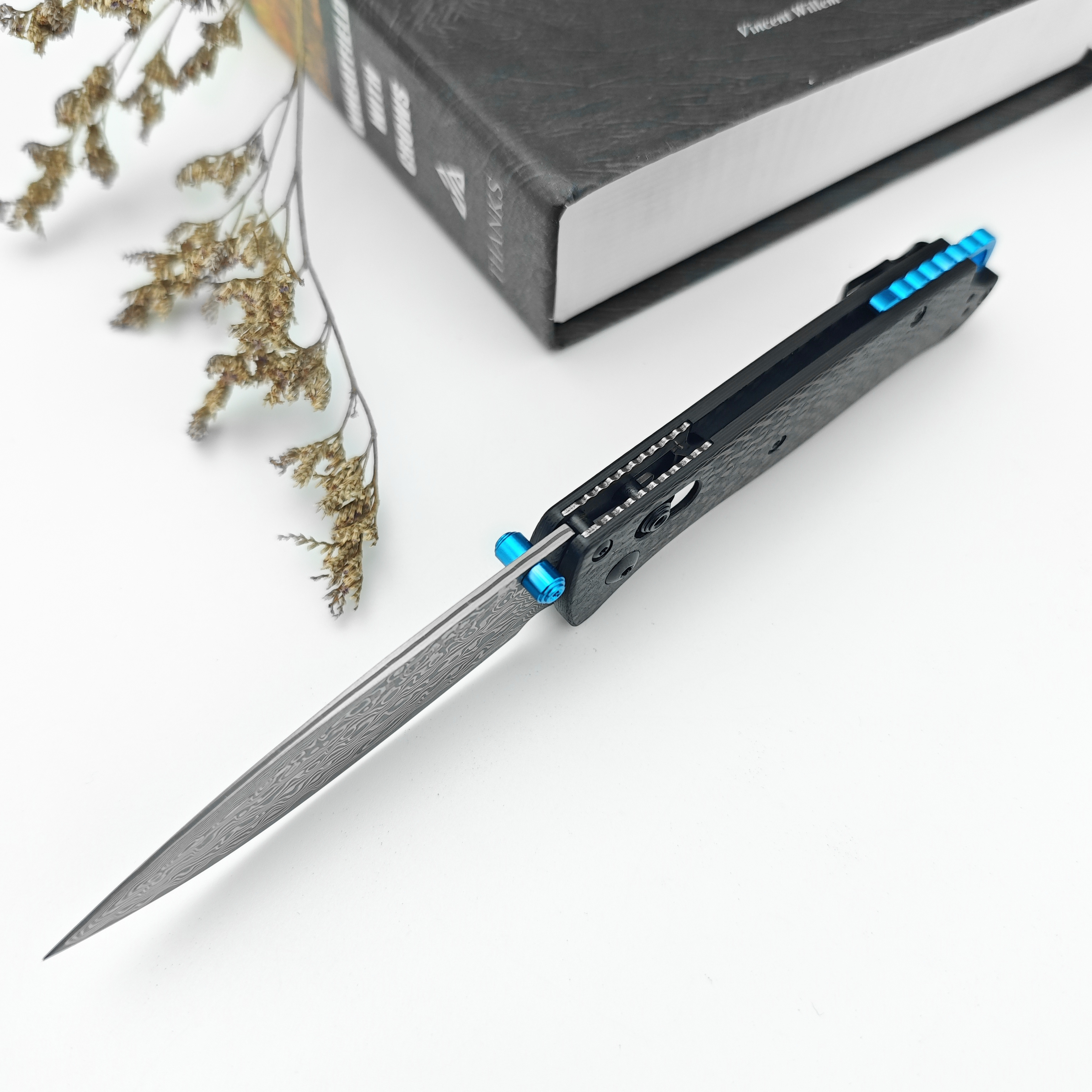 Folding EDC Knife – Carbon Fiber Textured Handle with Blue Accents, Ergonomic Outdoor Camping Knife with High-Hardness Damascus-Pattern Blade, Great for Everyday Use & Collectors